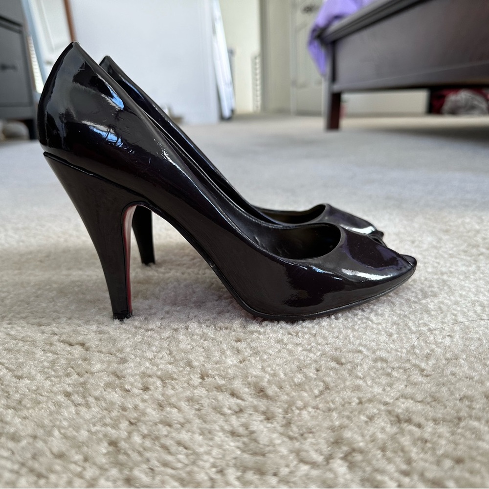 Shiny Peep toe heels size 7